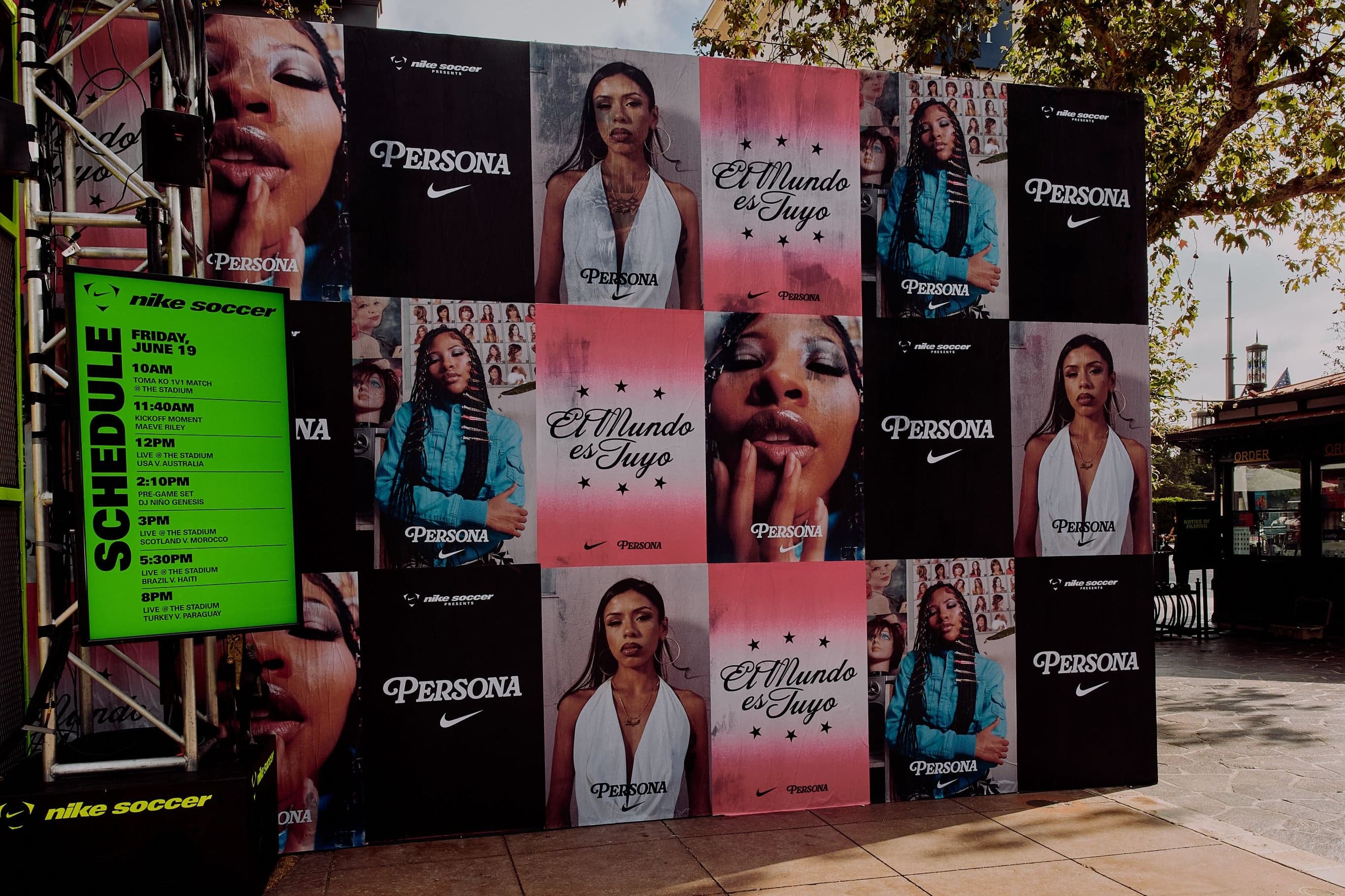 A wall of Persona and El Mundo es Tuyo posters beside the schedule screen