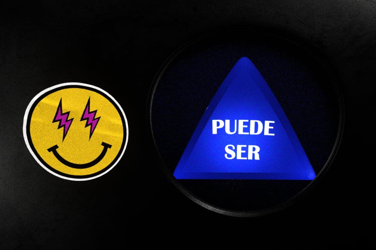 The 8 Ball artwork unwrapped flat: a smiley, the blue “Puede ser” answer and a signature on black